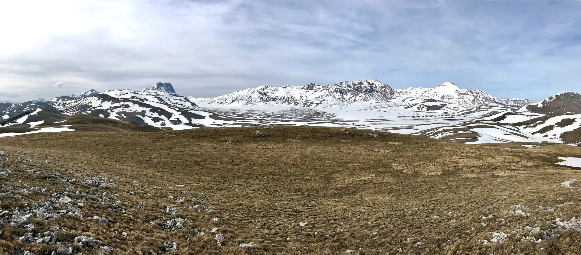 L’altopiano di Campo Imperatore con le vette innevate del Gran Sasso all’orizzonte.