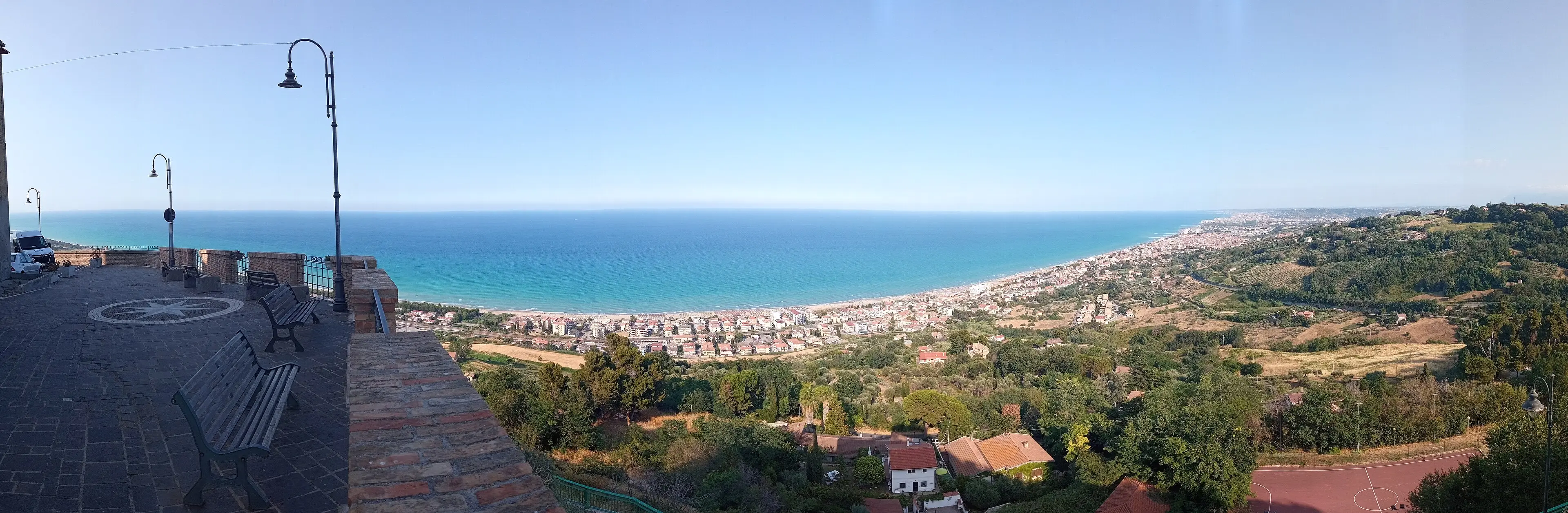 La costa di Silvi vista dal belvedere di Silvi Alta: il mare turchese, la spiaggia e la città distese sotto la collina.