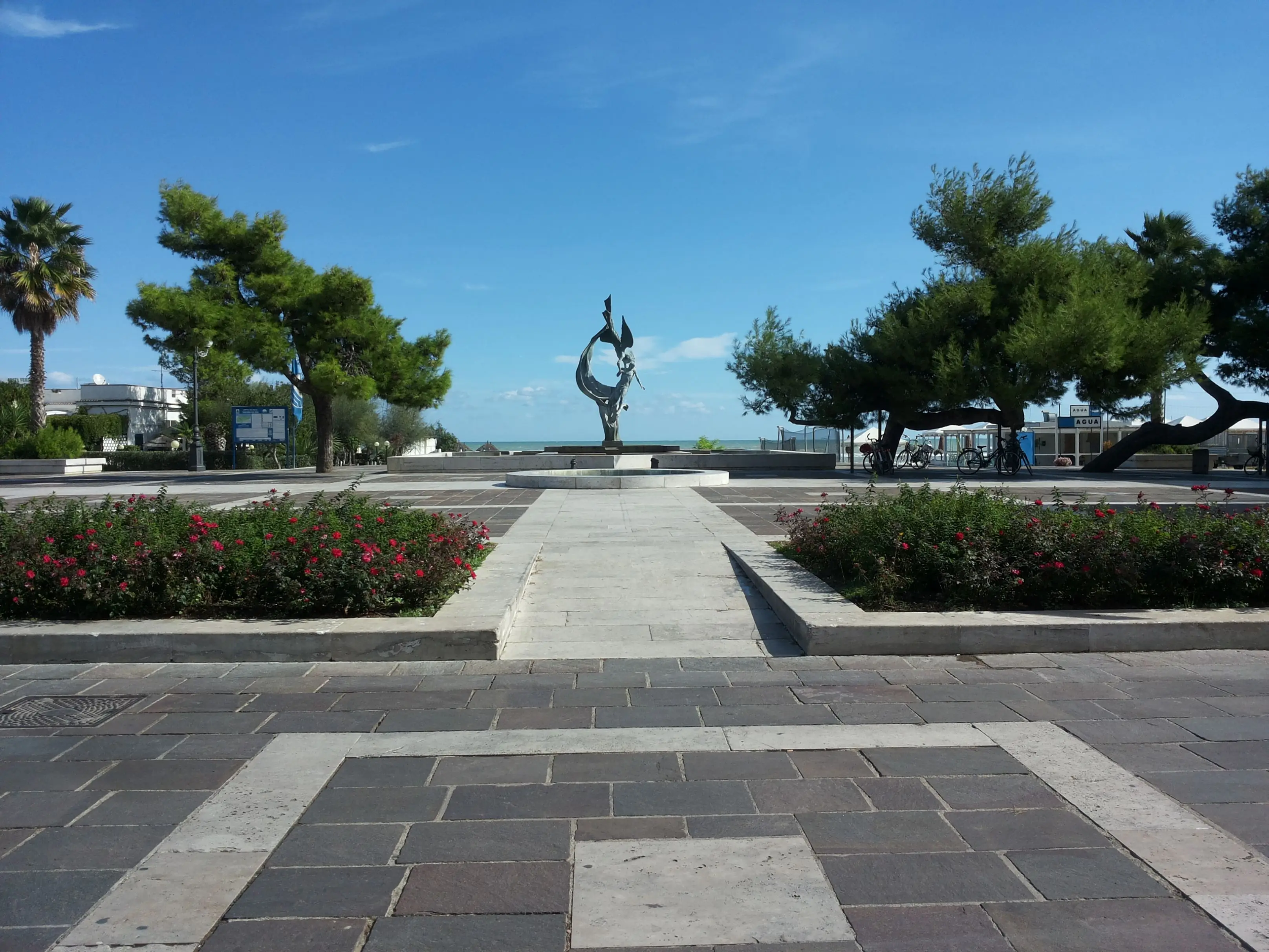 Piazza Marconi a Silvi, dove a fine maggio brucia Lu Ciancialone.