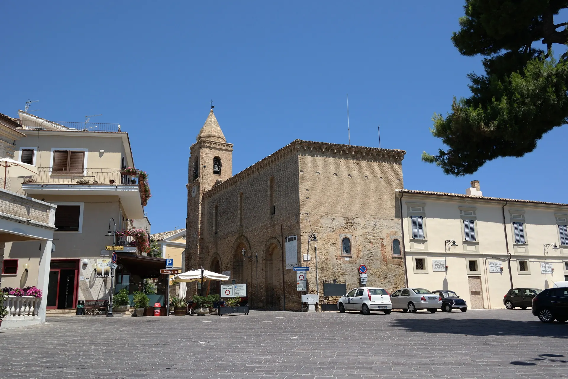 L’abside in pietra della chiesa di San Salvatore, costruita nel 1100 a Silvi Alta.