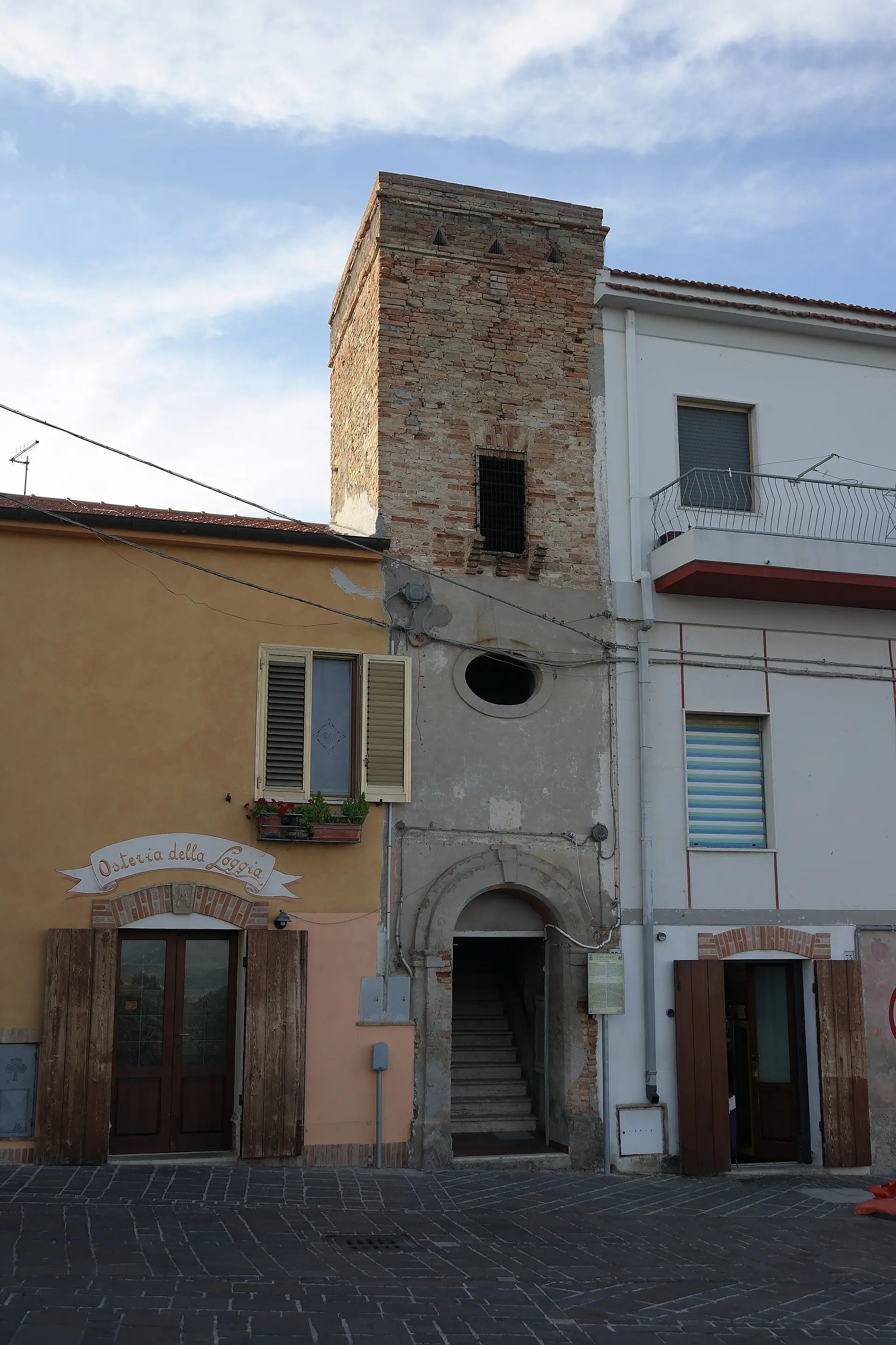 La torre medievale di Silvi Alta tra i vicoli del vecchio castrum.